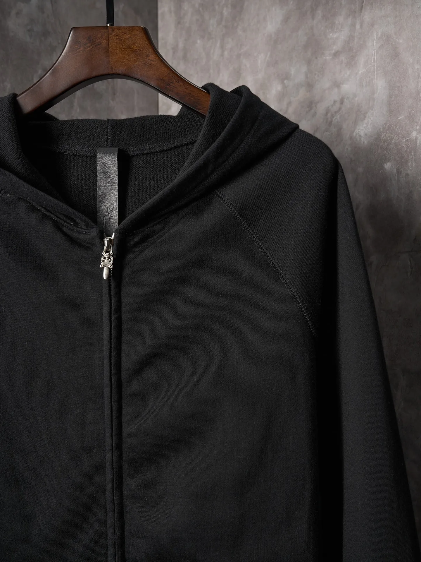 P480 Actual hanging auction】Chrome Hearts/Chrome Hearts ch solid color embroidered letter hooded sweatshirt [Ready stock] S M L genuine 22939 purchased and developed, 420 grams of 100% cotton combed cotton fabric, 440 grams 1*1 matching high-end fashion brand rib, fabric enzyme wash, imported embroidery, customized 1:1 leather strips, customized 1:1 nameplate, customized 1:1 zipper, customized 1:1 trademark, loose version